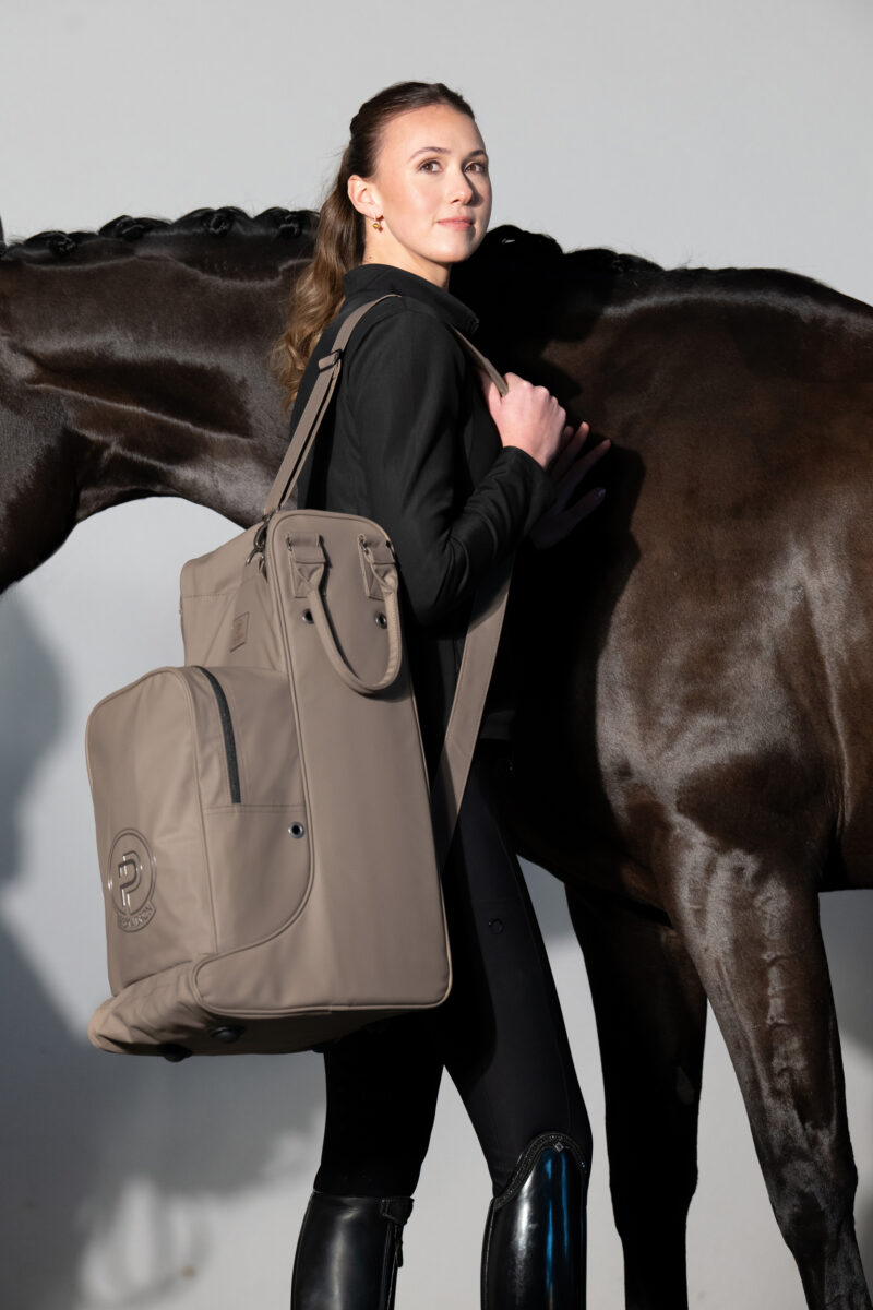 Сумка для чобіт та каски Faux Leather Platinum 2025 від Eskadron